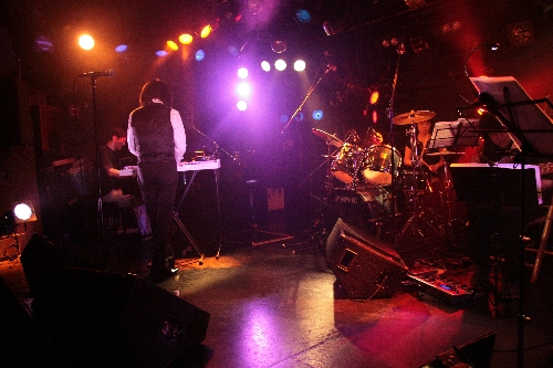 �N���b�N����Ƒ傫�ȃT�C�Y�Ō����܂��B�߂鎞�̓u���E�U�̃{�^�������g�����������B�ʐ^�̖��f�]�ڂ��ւ��܂�