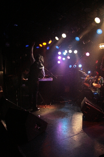 �N���b�N����Ƒ傫�ȃT�C�Y�Ō����܂��B�߂鎞�̓u���E�U�̃{�^�������g�����������B�ʐ^�̖��f�]�ڂ��ւ��܂�