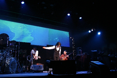 �N���b�N����Ƒ傫�ȃT�C�Y�Ō����܂��B�߂鎞�̓u���E�U�̃{�^�������g�����������B�ʐ^�̖��f�]�ڂ��ւ��܂�